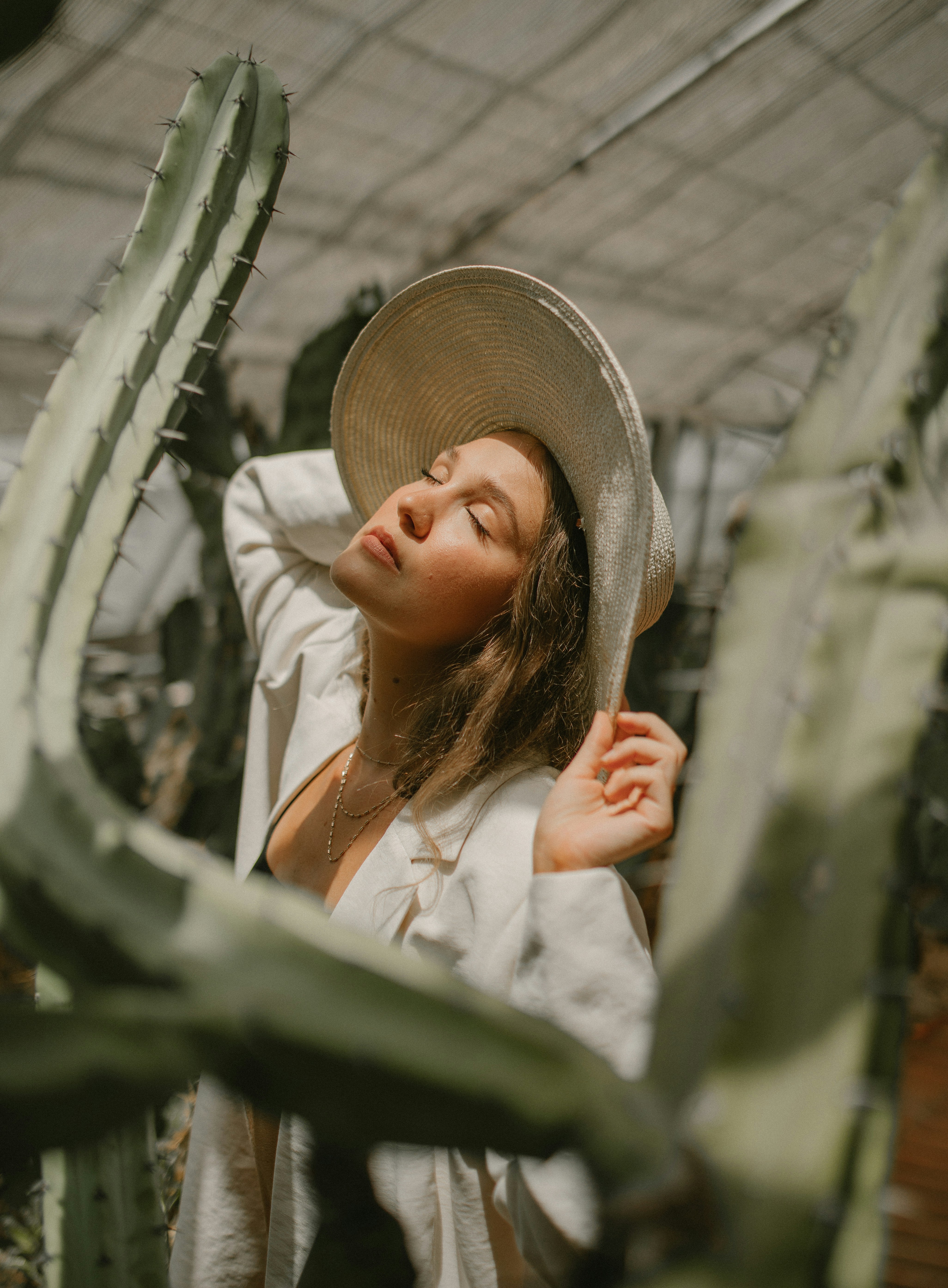 Frau im weißen Hemd mit braunem Hut