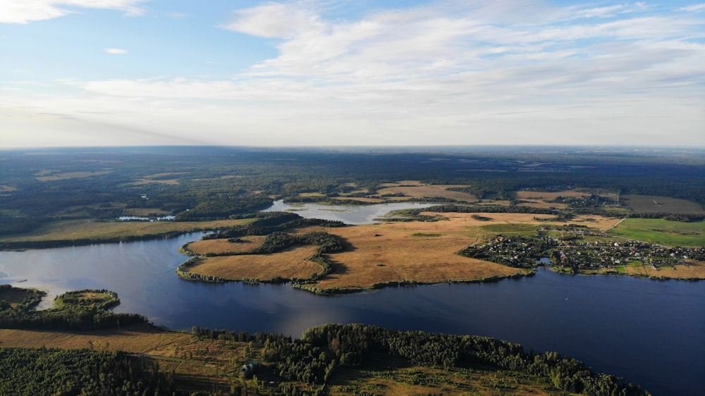 vista aérea do lago durante o dia
