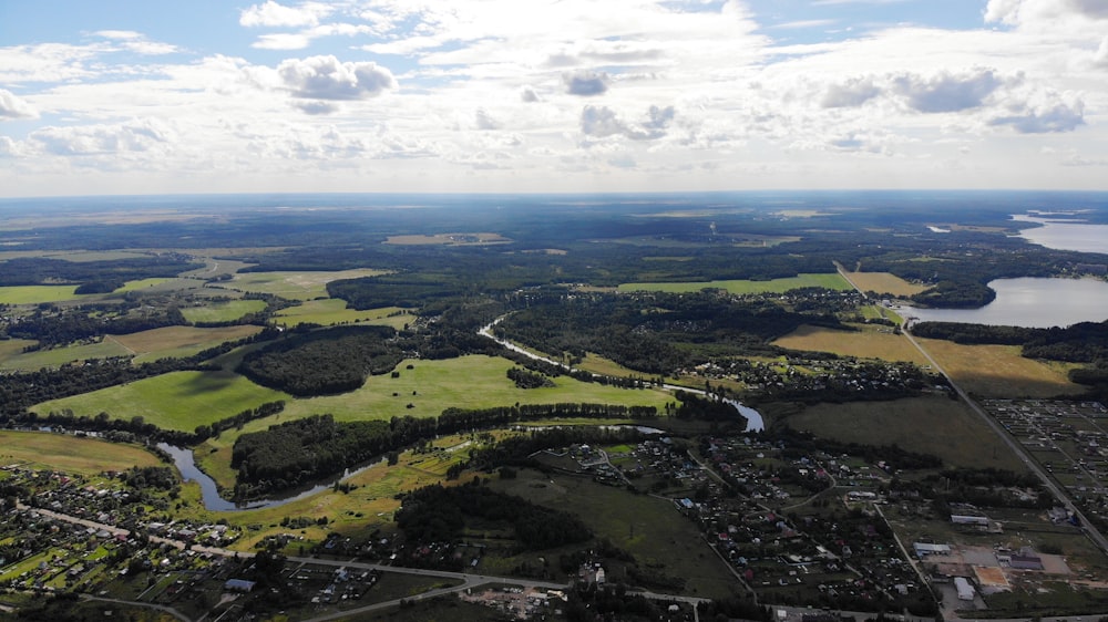vista aérea do campo de grama verde durante o dia
