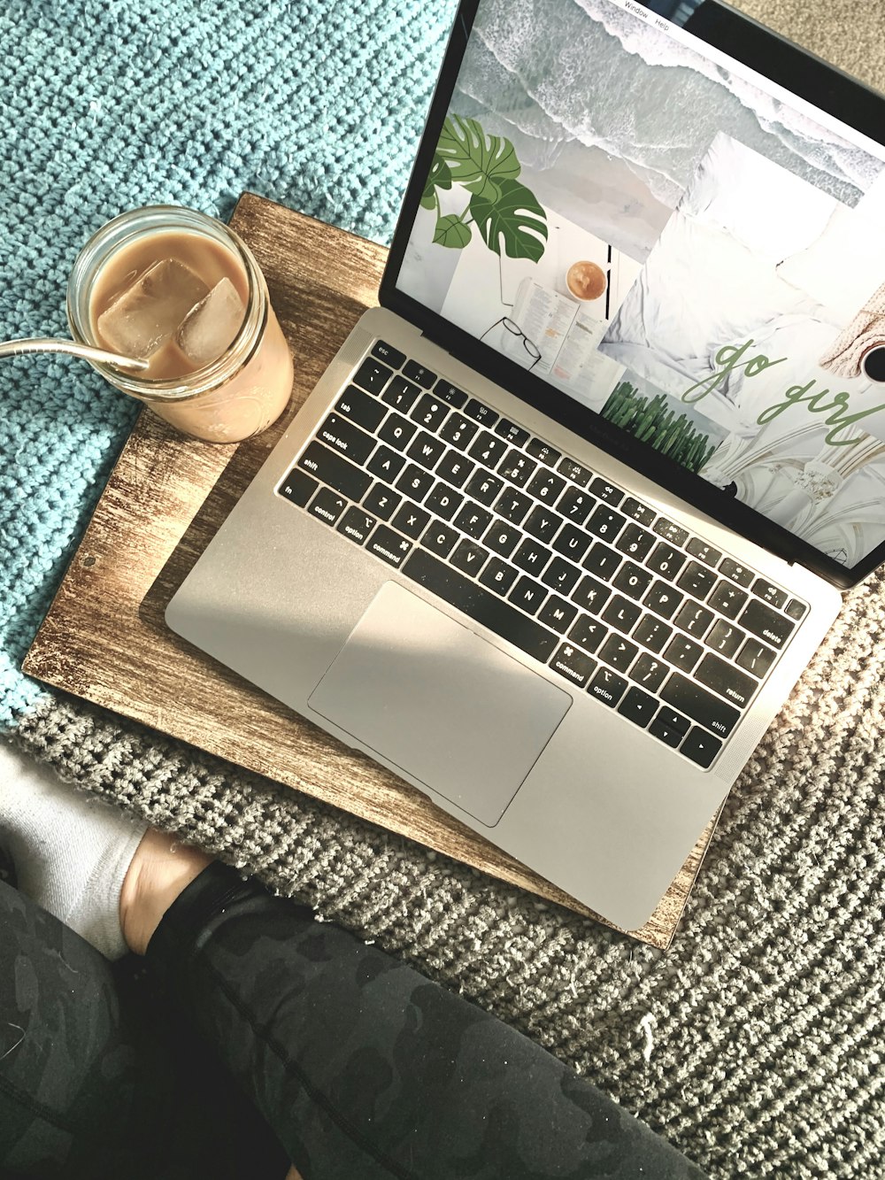 MacBook Pro junto a una taza de cerámica blanca sobre una mesa de madera marrón