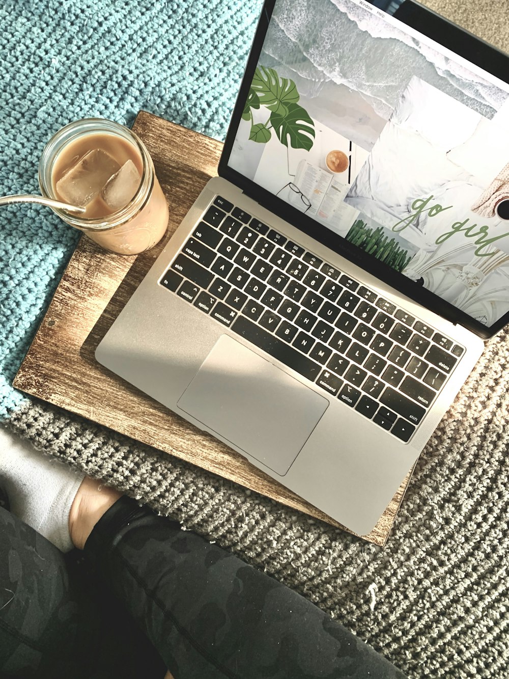 MacBook Pro neben weißer Keramiktasse auf braunem Holztisch