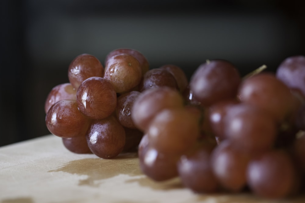 frutos rojos redondos sobre mesa de madera marrón