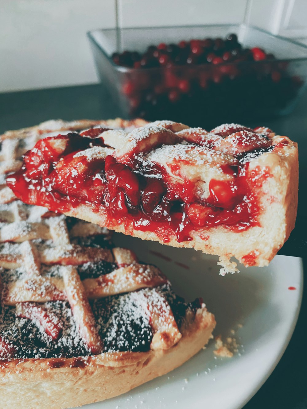 pain rouge et blanc sur assiette en céramique blanche