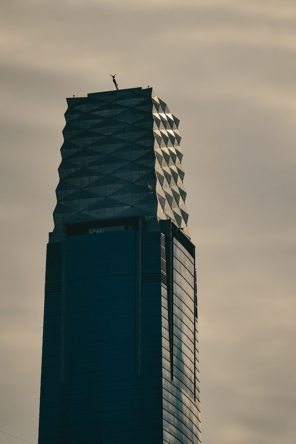 edifício alto preto e azul