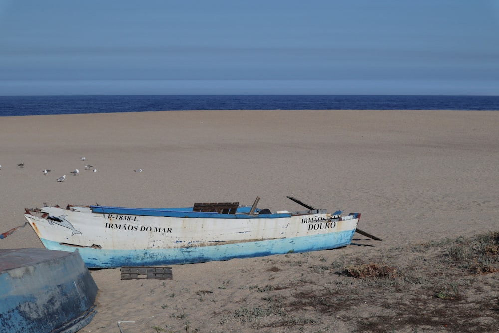bateau brun et blanc sur le rivage de la plage pendant la journée