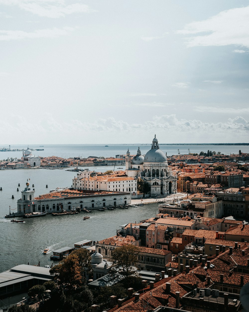 edifici in cemento marrone e bianco vicino a uno specchio d'acqua durante il giorno