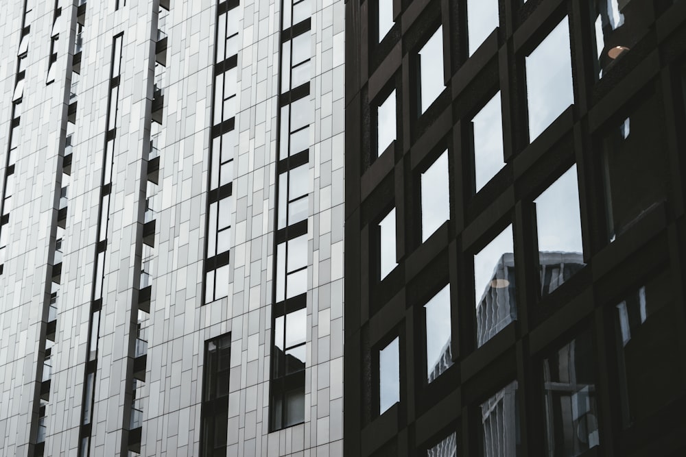 Edificio de hormigón marrón y blanco