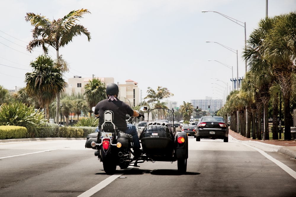 昼間、黒いバイクに乗る黒いジャケットの男