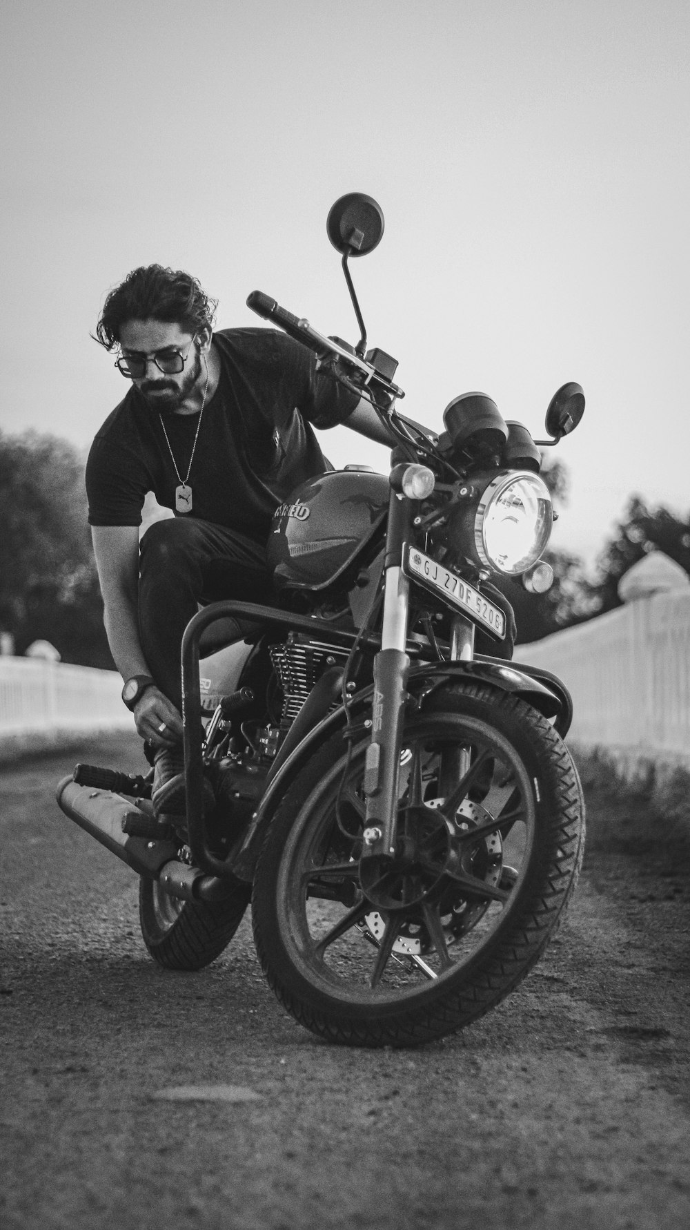 Mann in schwarzer Jacke Motorrad fahren