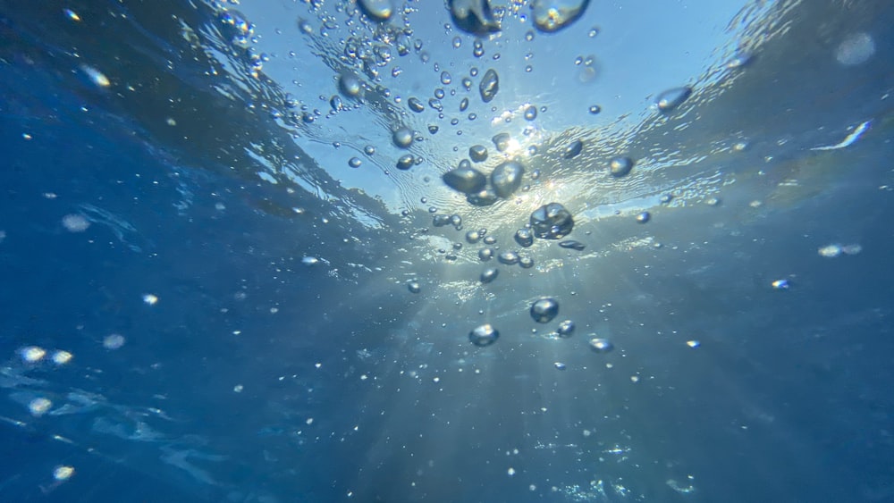 gouttelettes d’eau sur la surface bleue