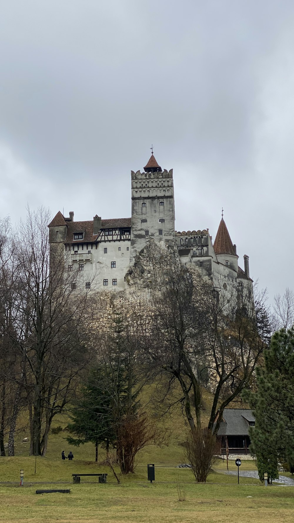 Castillo de hormigón marrón y blanco