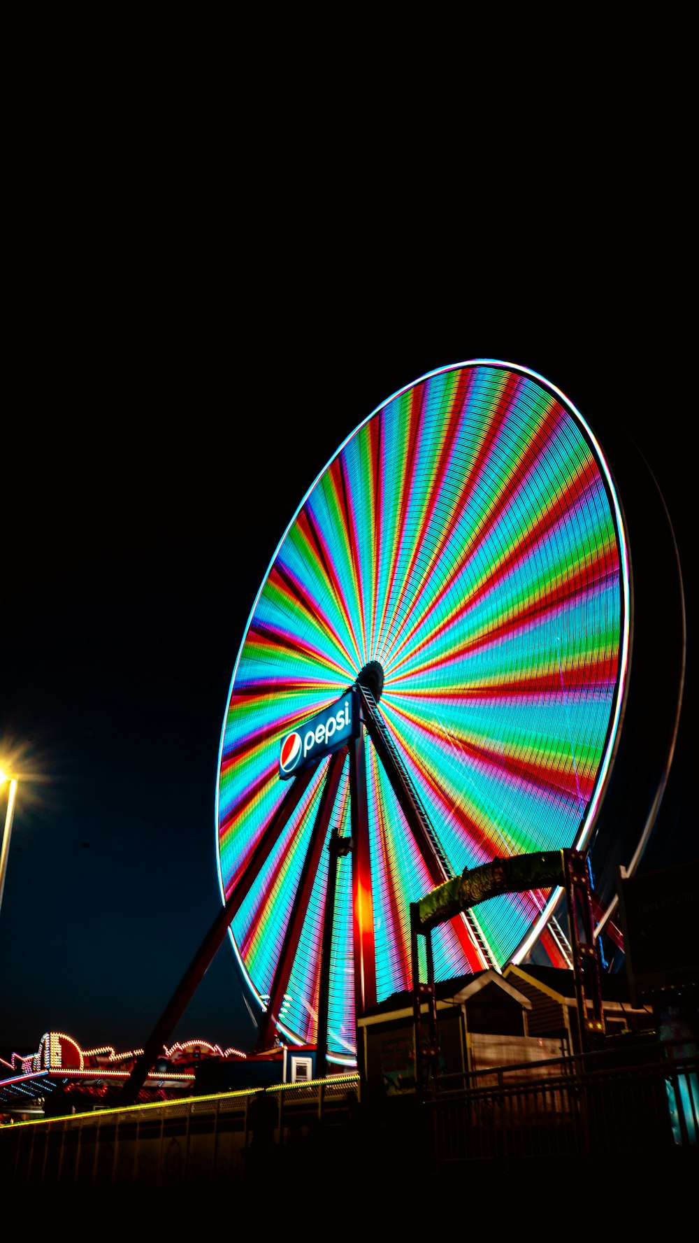 Grande roue jaune, verte et rouge pendant la nuit