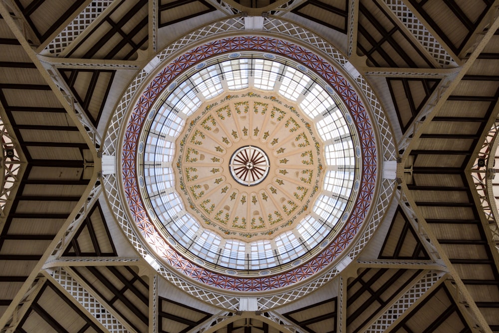 Plafond en forme de dôme brun et blanc