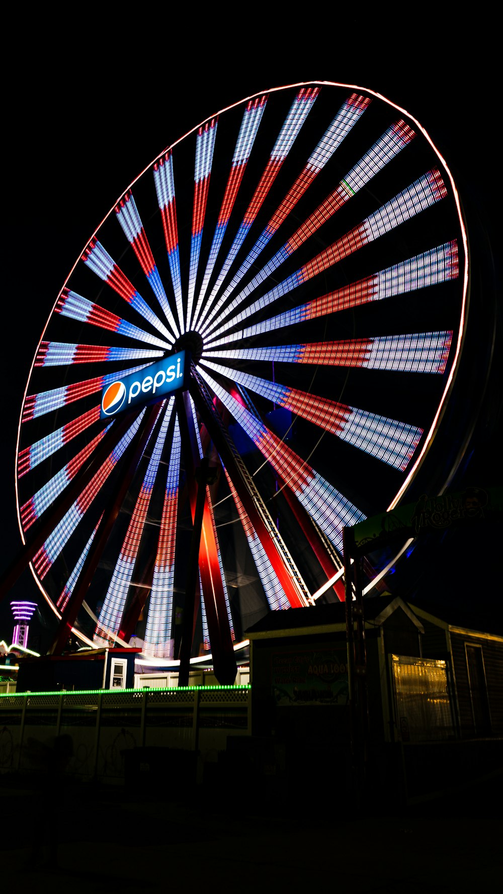 Grande roue rouge, bleue et jaune