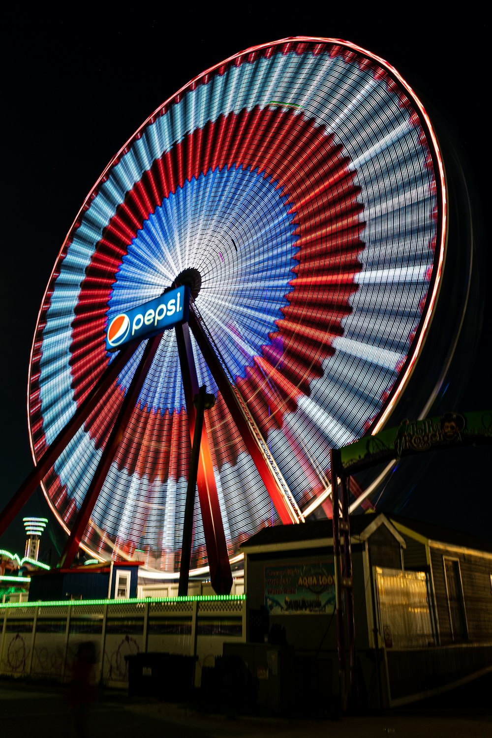 grande roue bleue, rouge et blanche pendant la nuit