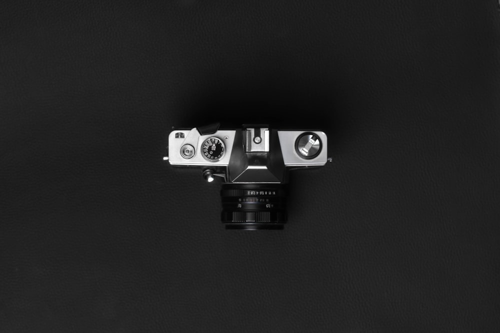 黒と銀のデジタル一眼レフカメラ
