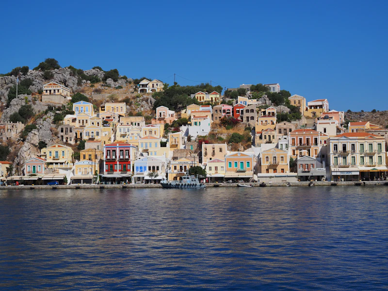 Gekleurde huizen rond de haven van Symi