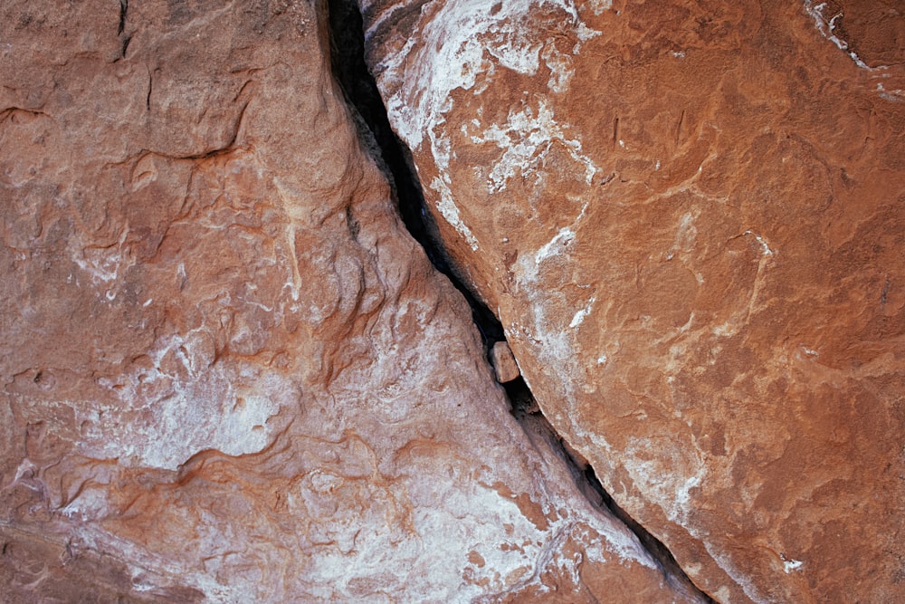 茶色と白の岩層