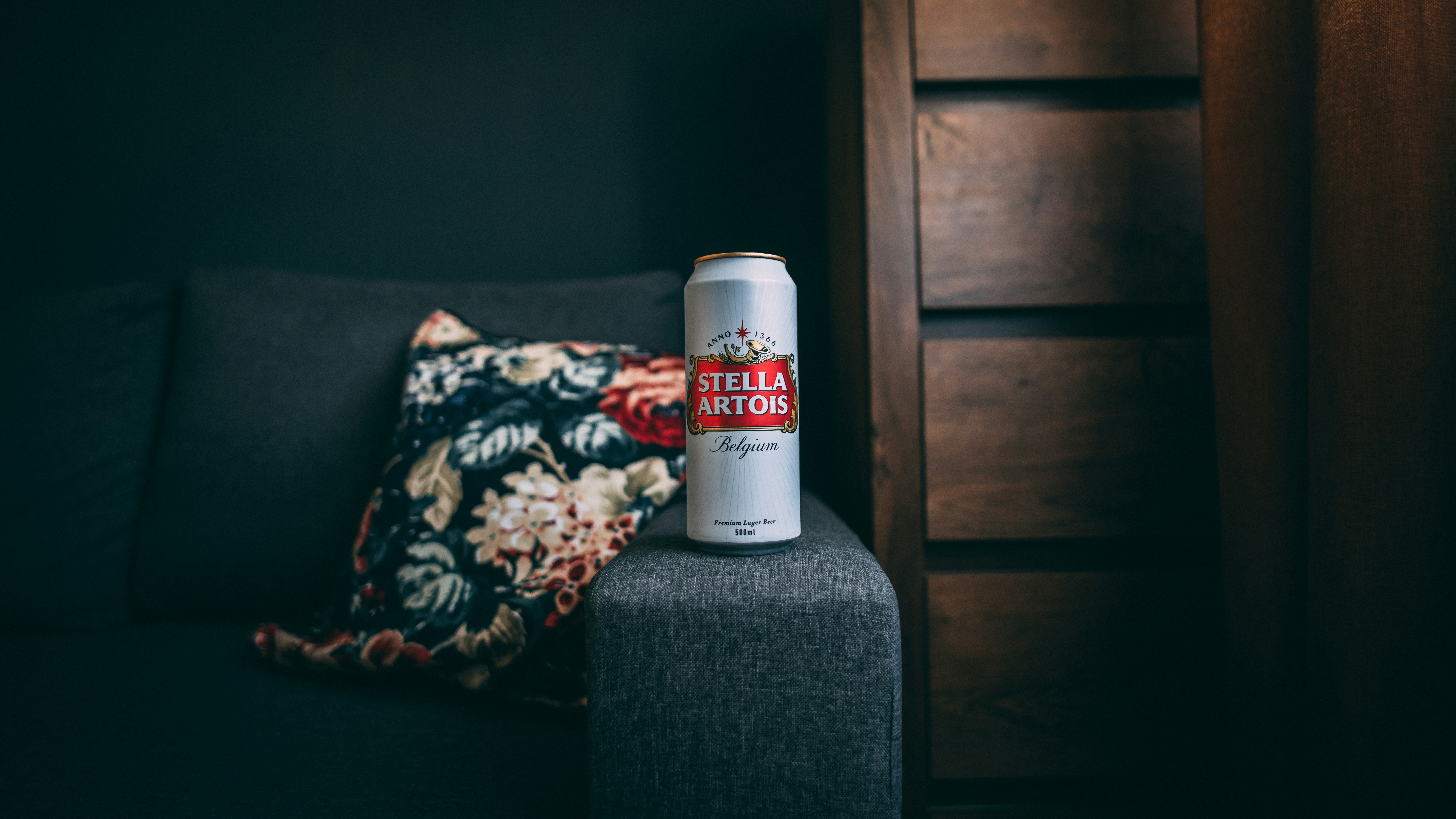 Botella con etiqueta blanca y roja