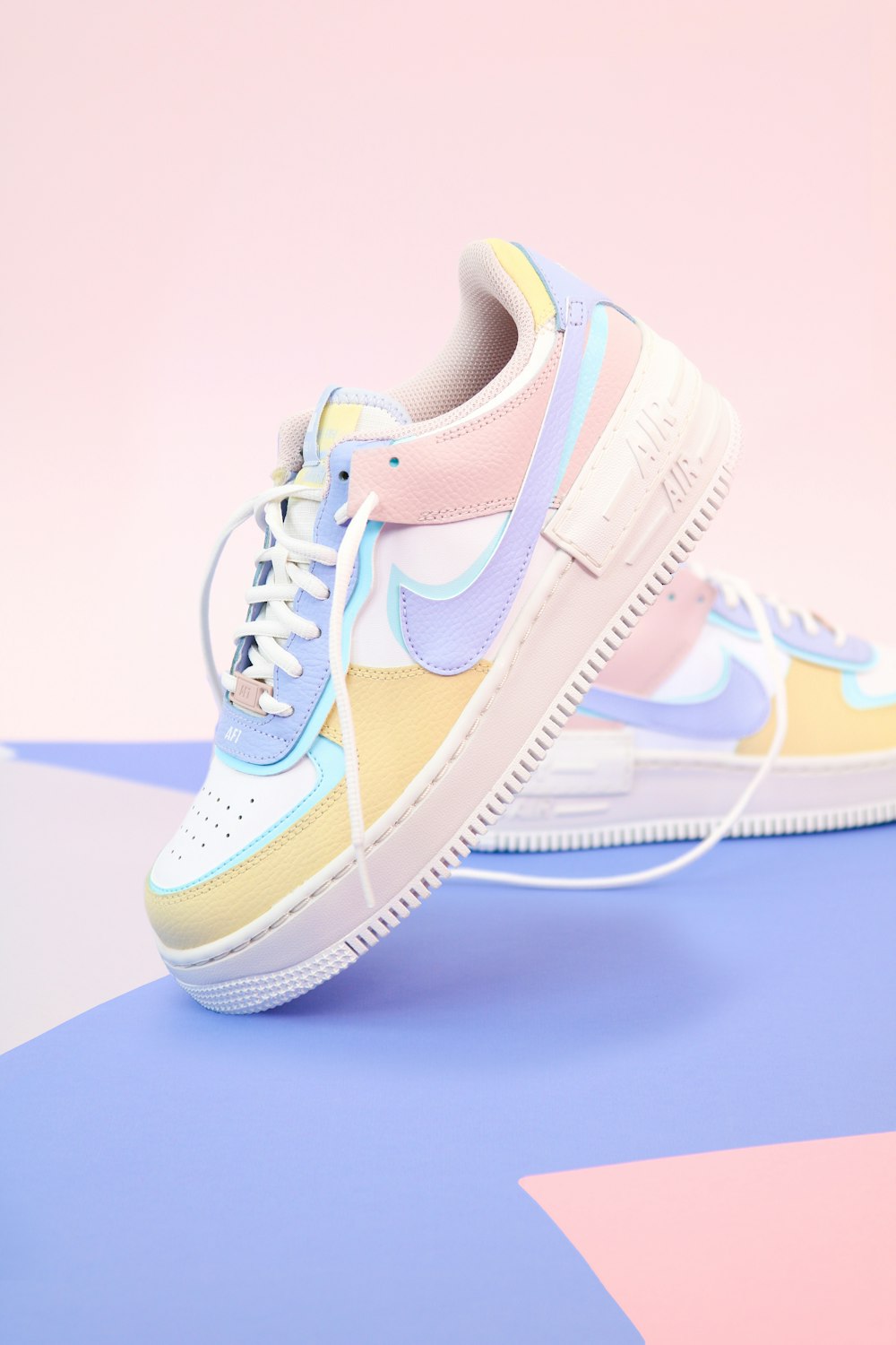 white and blue nike air force 1 high photo – Free Sneaker Image on Unsplash