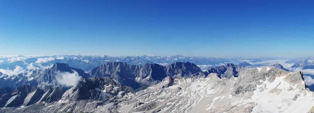 montanha coberta de neve sob o céu azul durante o dia