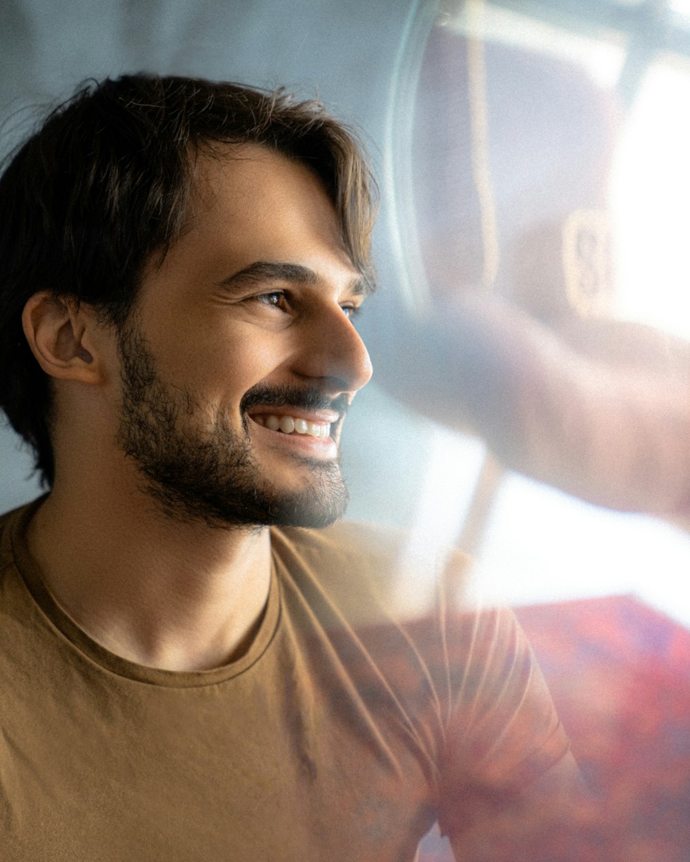 hombre con camisa blanca de cuello redondo sonriendo