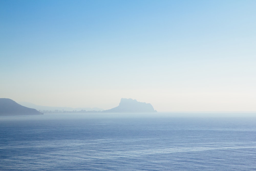 Mar azul bajo el cielo azul durante el día