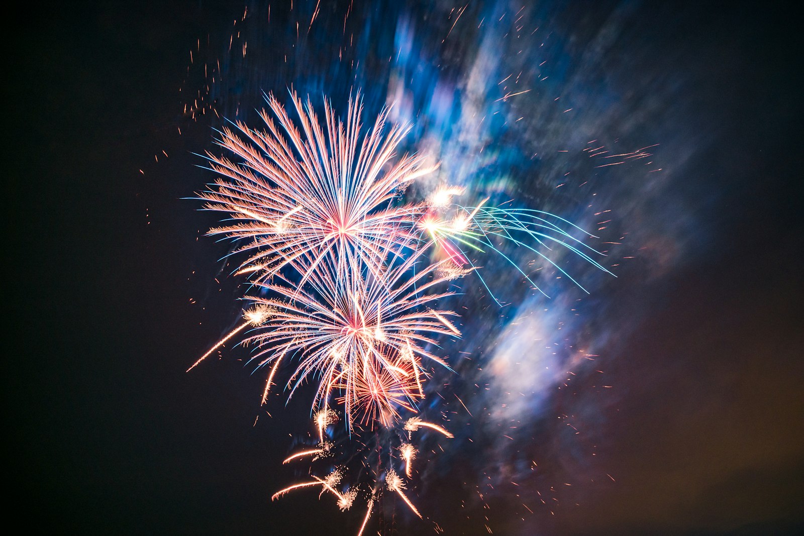 Nikon D3400 + Nikon AF-S DX Nikkor 18-55mm F3.5-5.6G II sample photo. White and blue fireworks photography