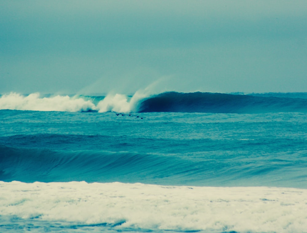 ocean waves crashing on shore during daytime