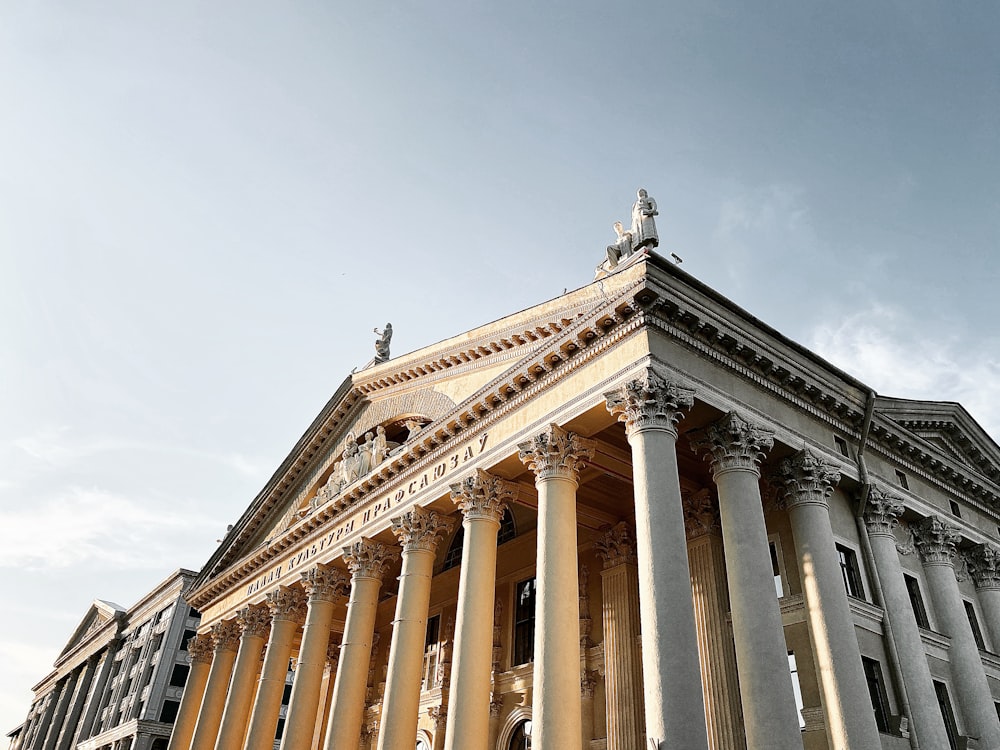 Braunes Betongebäude unter blauem Himmel tagsüber