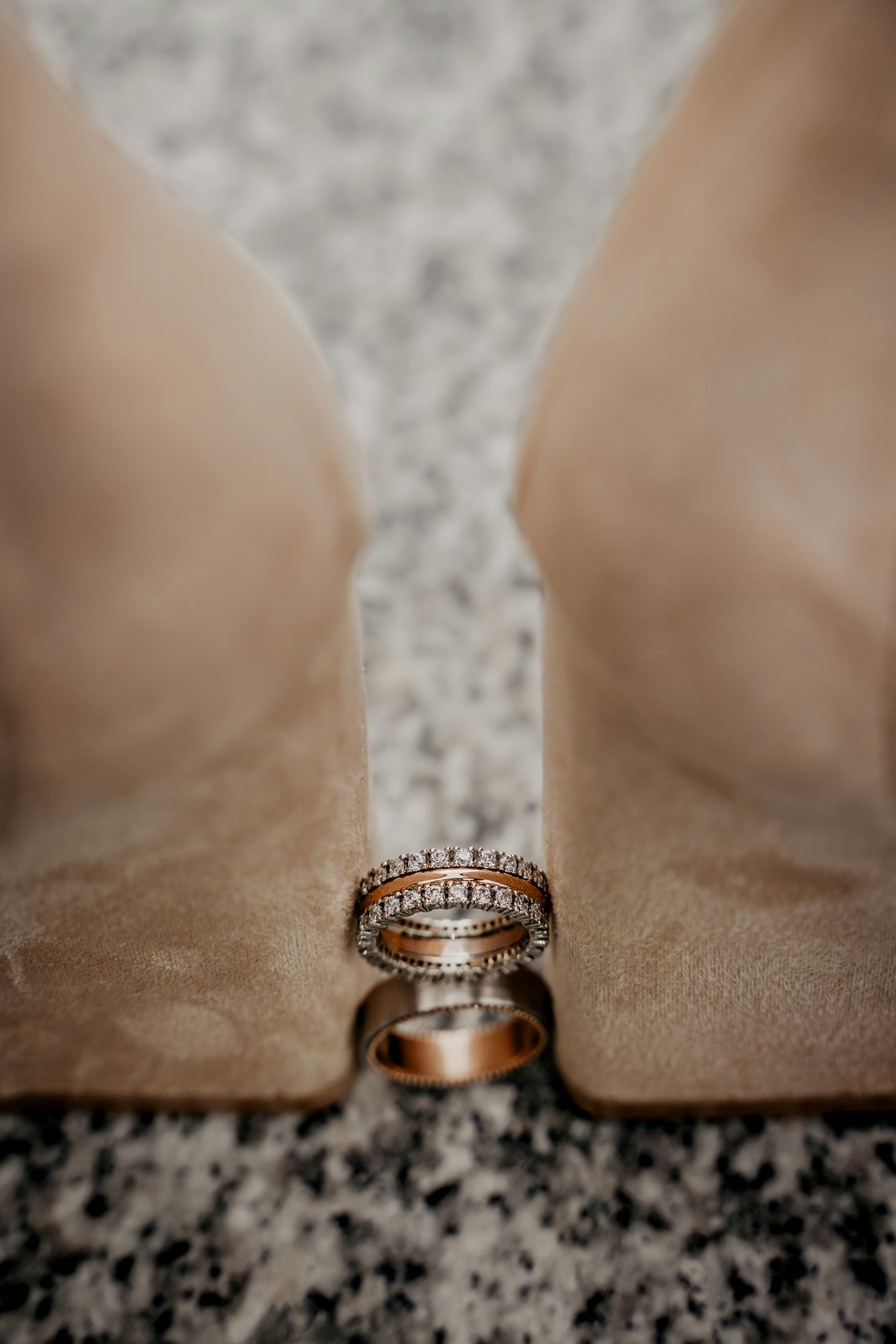 人の手に金の指輪の写真 Unsplashで見つける指輪の無料写真