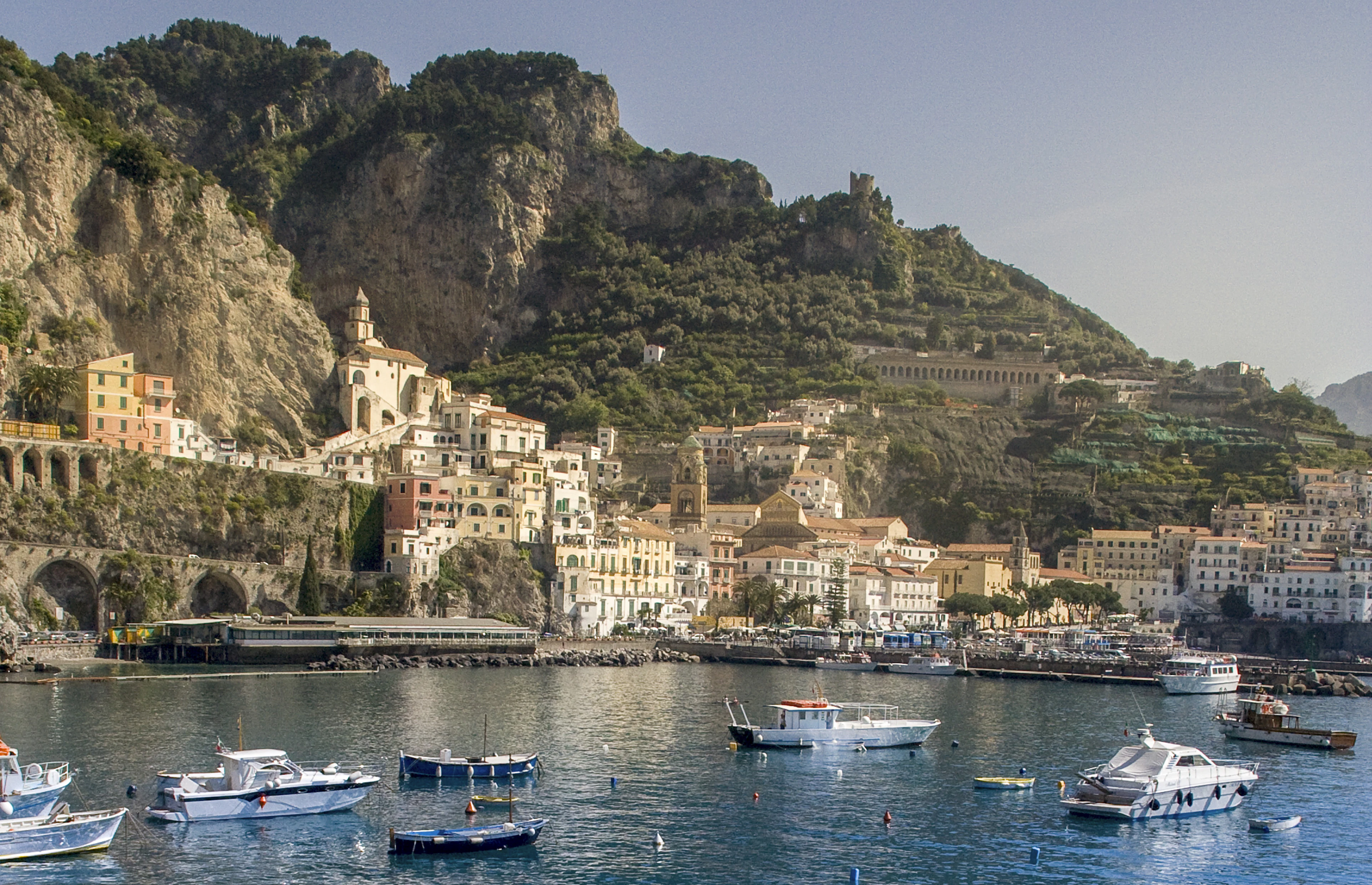 Amalfi vista dal mare con le barche ormeggiate davanti al borgo