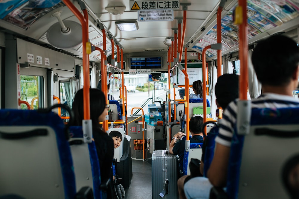 Personas en tren durante el día