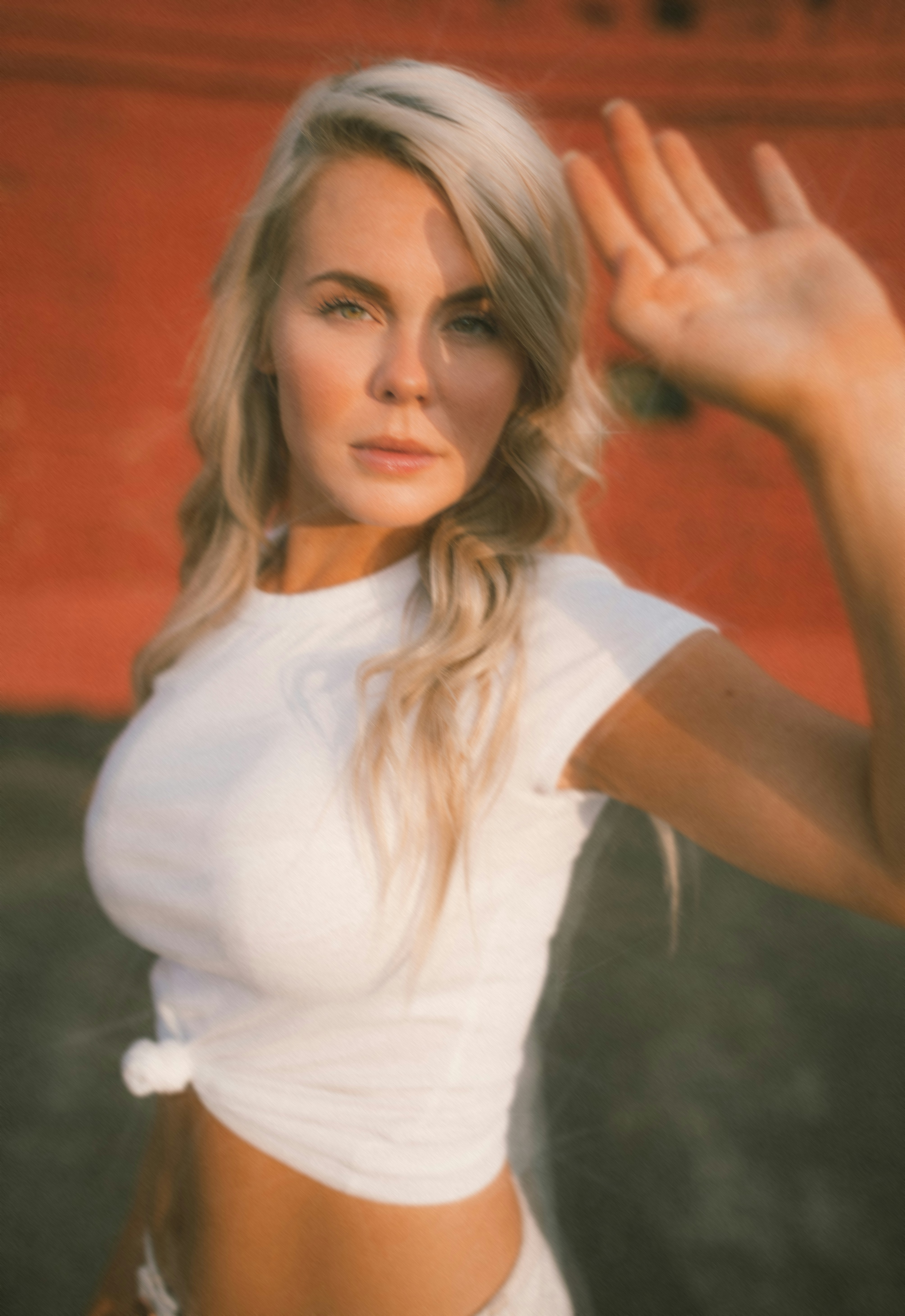 Frau im weißen Rundhals-T-Shirt