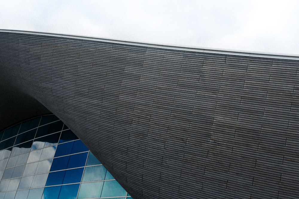 bâtiment en béton brun sous des nuages blancs pendant la journée