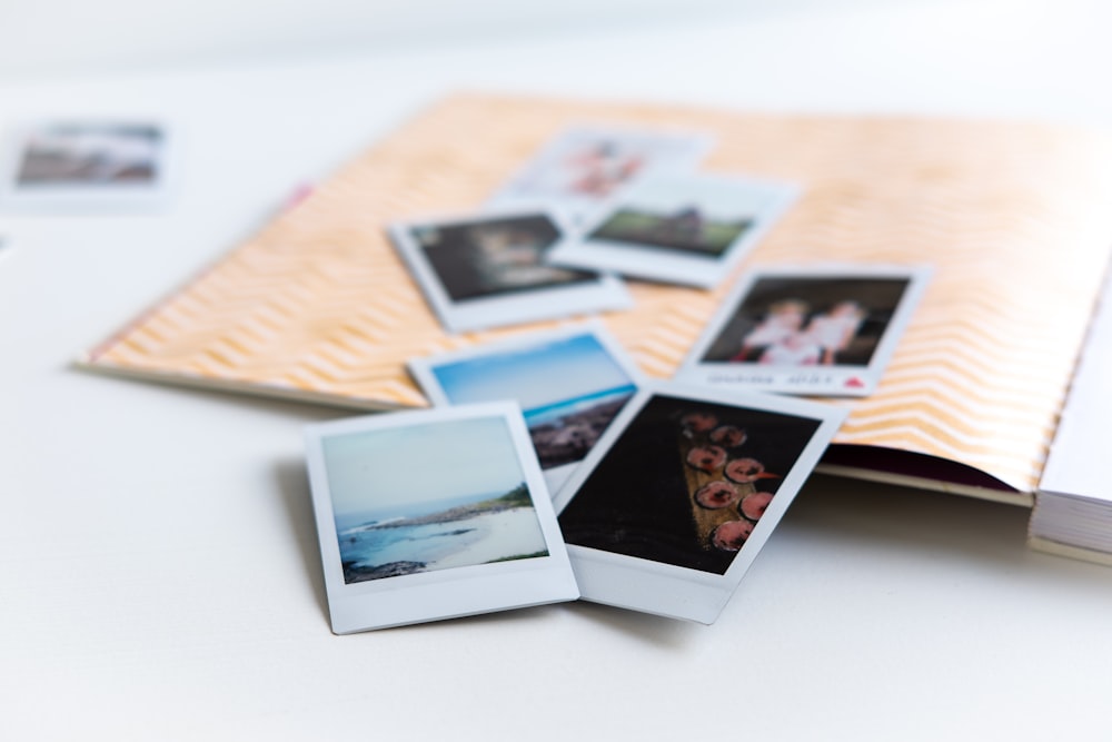 Photos sur table en bois blanc