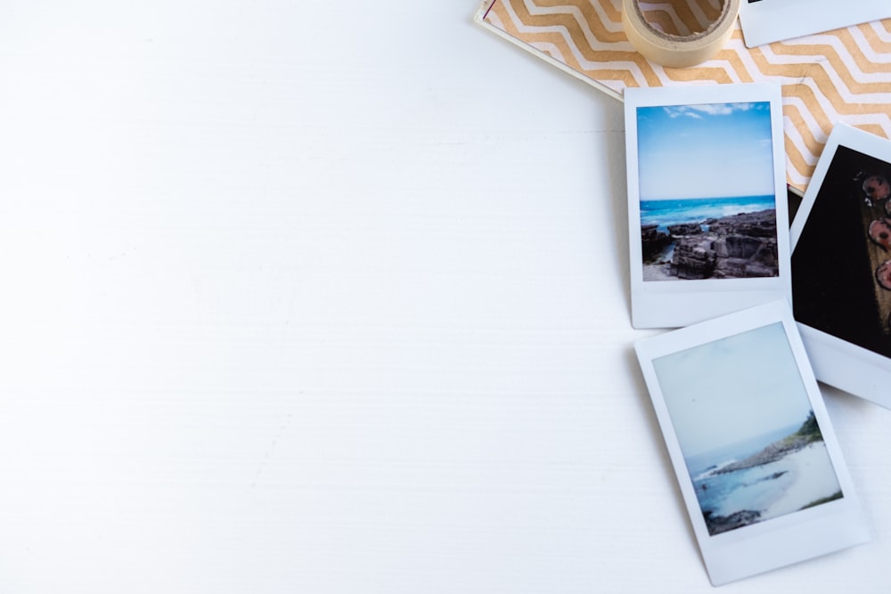 Livre blanc et bleu sur table blanche