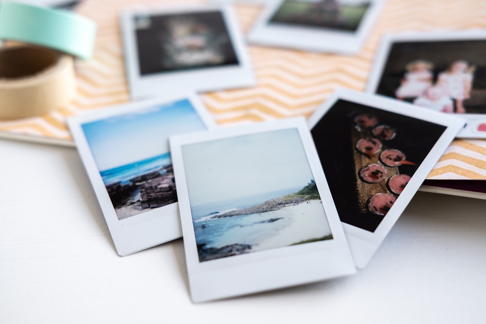 Cadre photo blanc sur table blanche