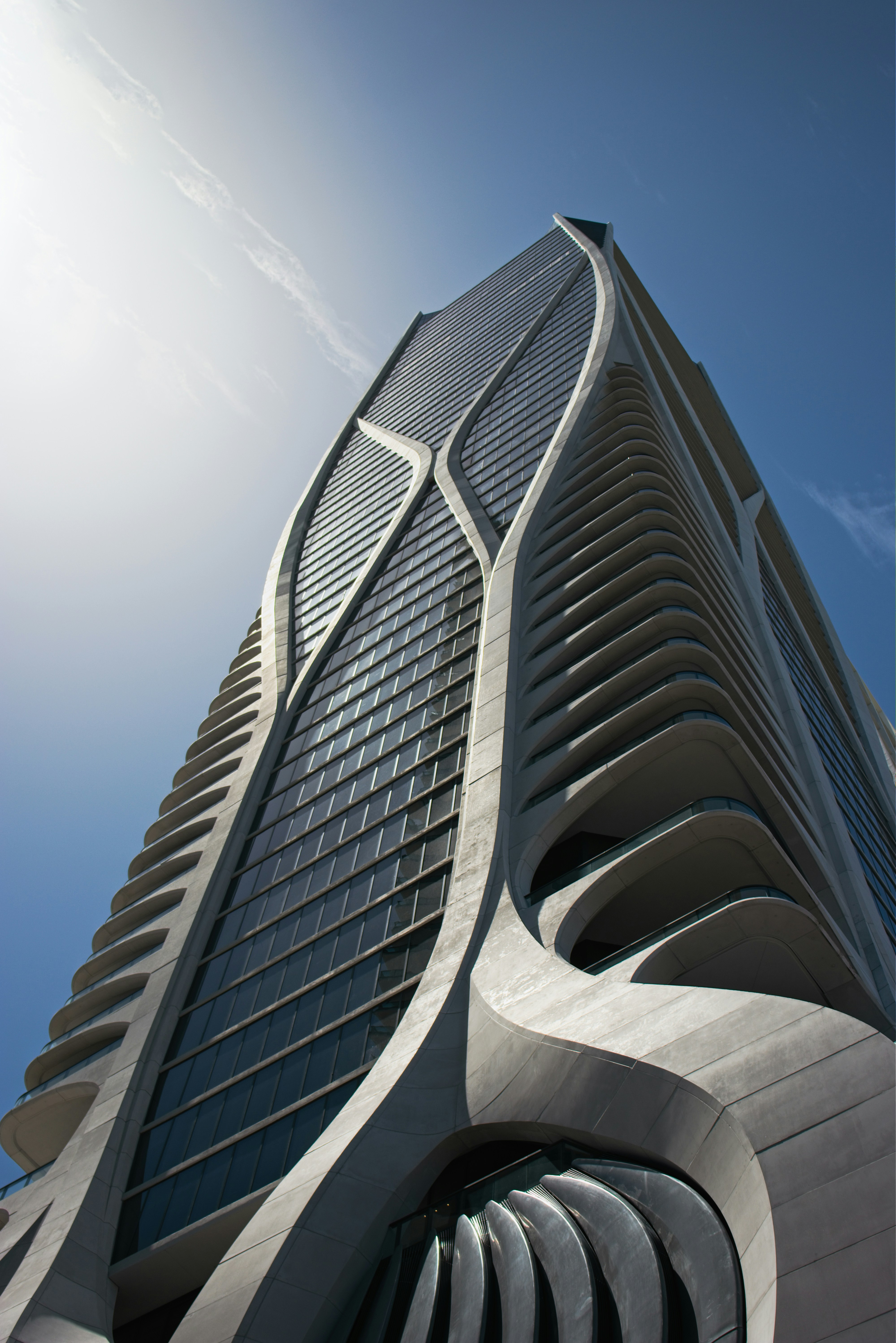 edifício de concreto branco e preto