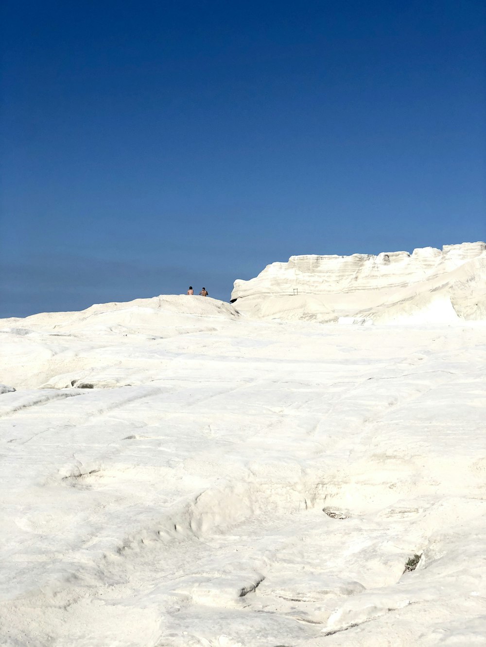 weiße und graue Felsformation unter blauem Himmel tagsüber