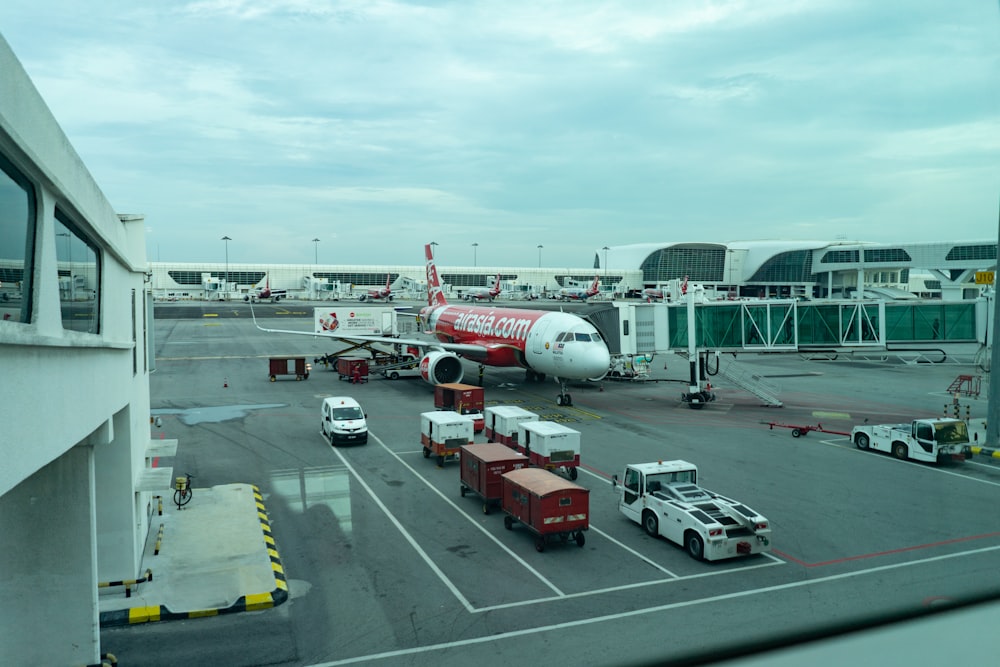 Avión de pasajeros blanco y rojo en el aeropuerto durante el día