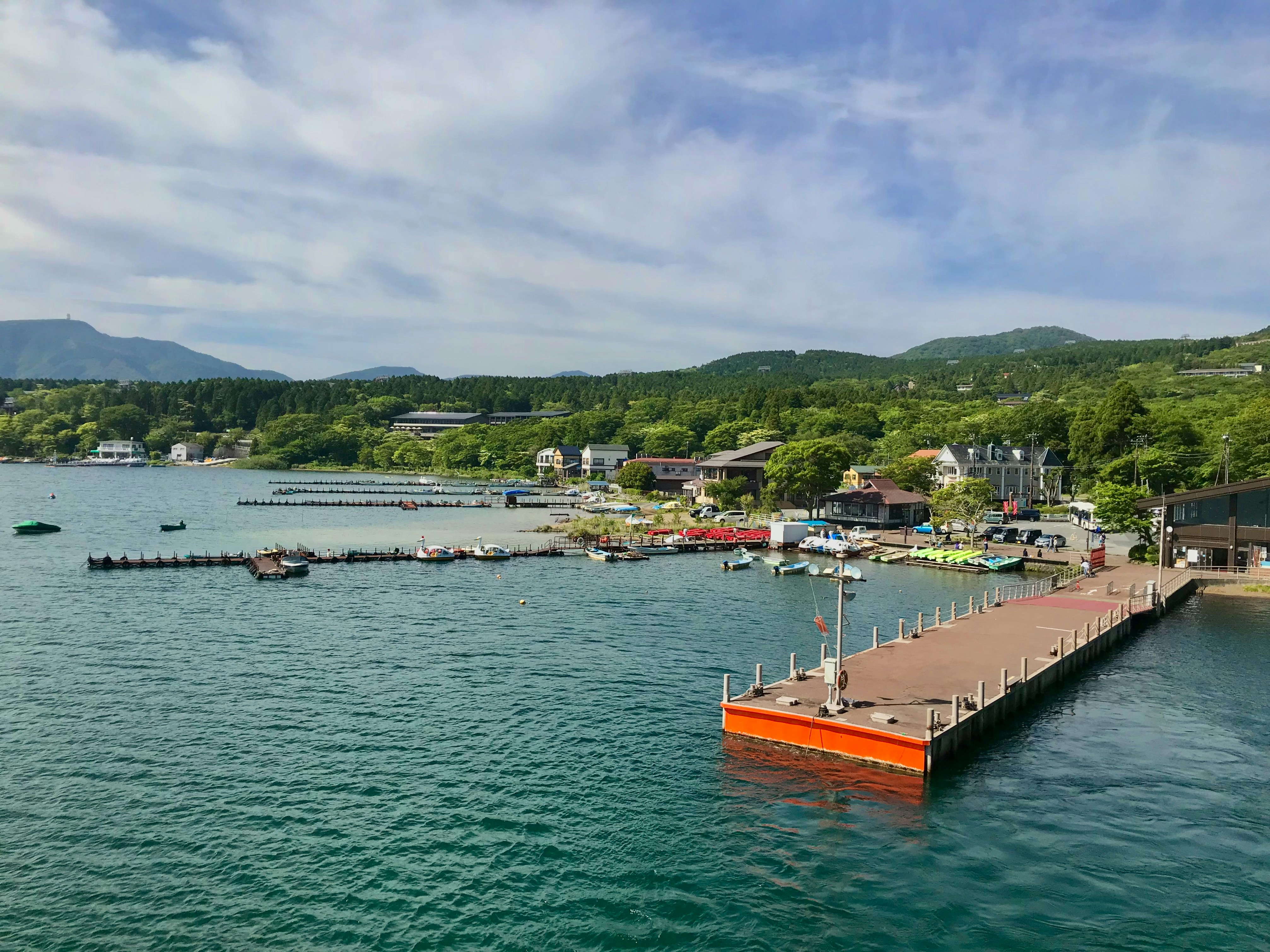 Barco blanco y marrón en el muelle durante el día
