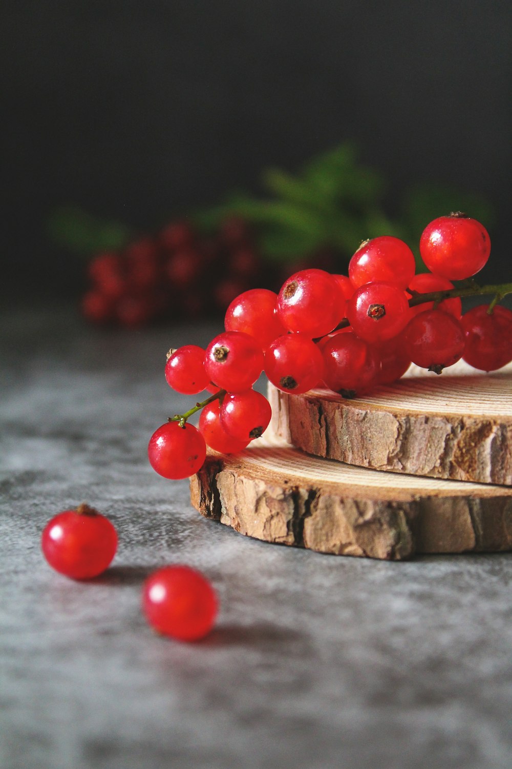 ciliegie rosse su tagliere di legno marrone