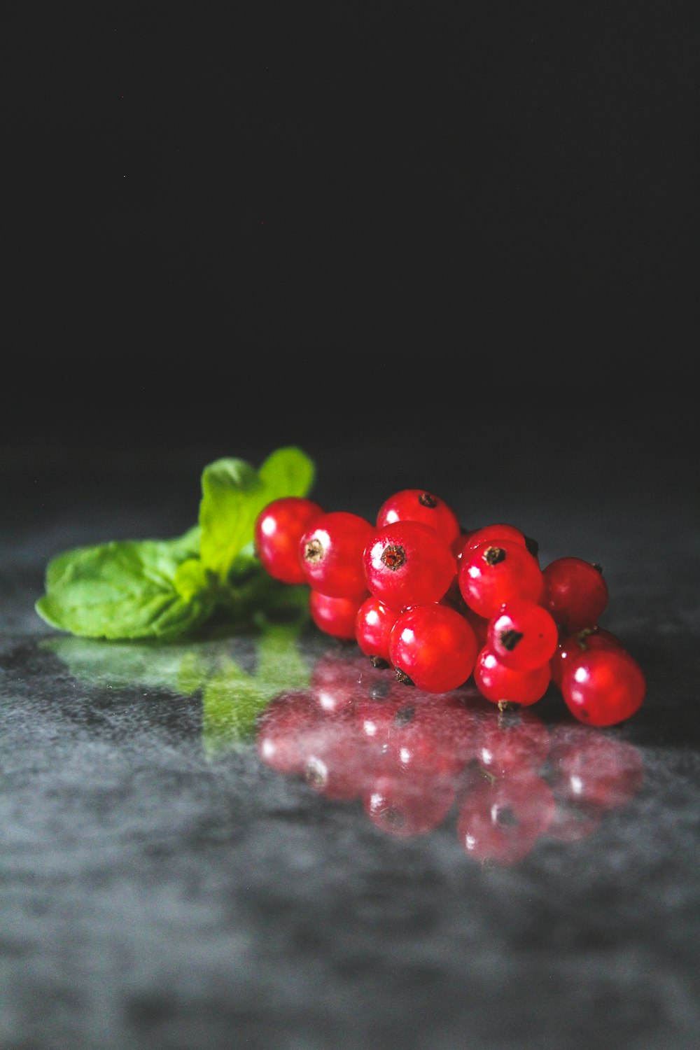 Figurine de grenouille verte sur perles rondes rouges