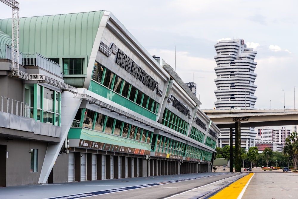 edificio in calcestruzzo bianco e verde durante il giorno