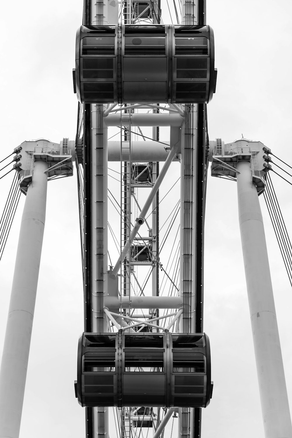 Foto en escala de grises de un puente