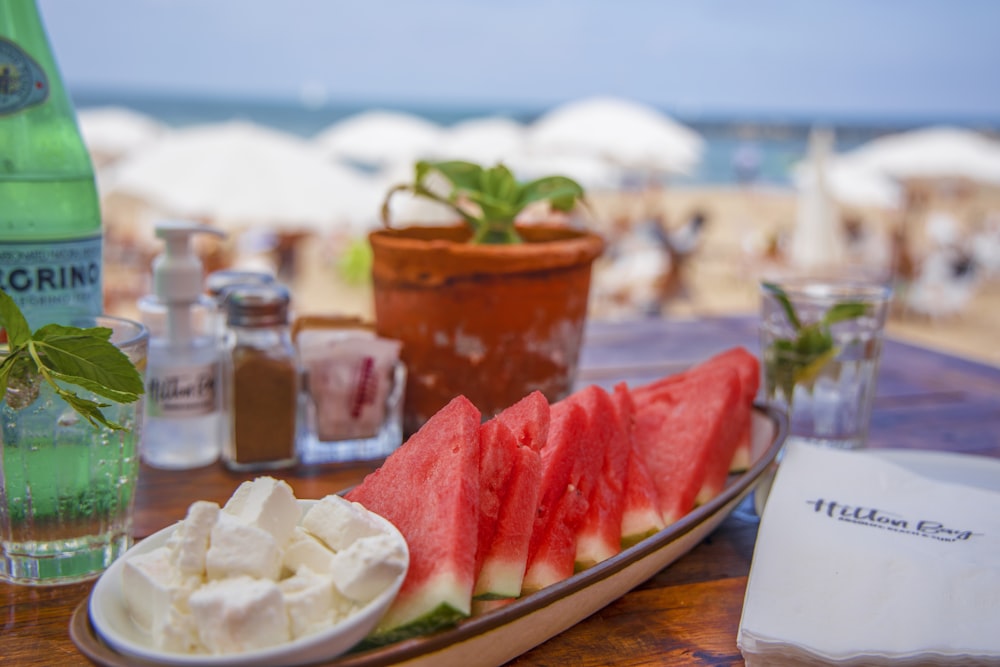 in Scheiben geschnittene Wassermelone auf weißem Keramikteller