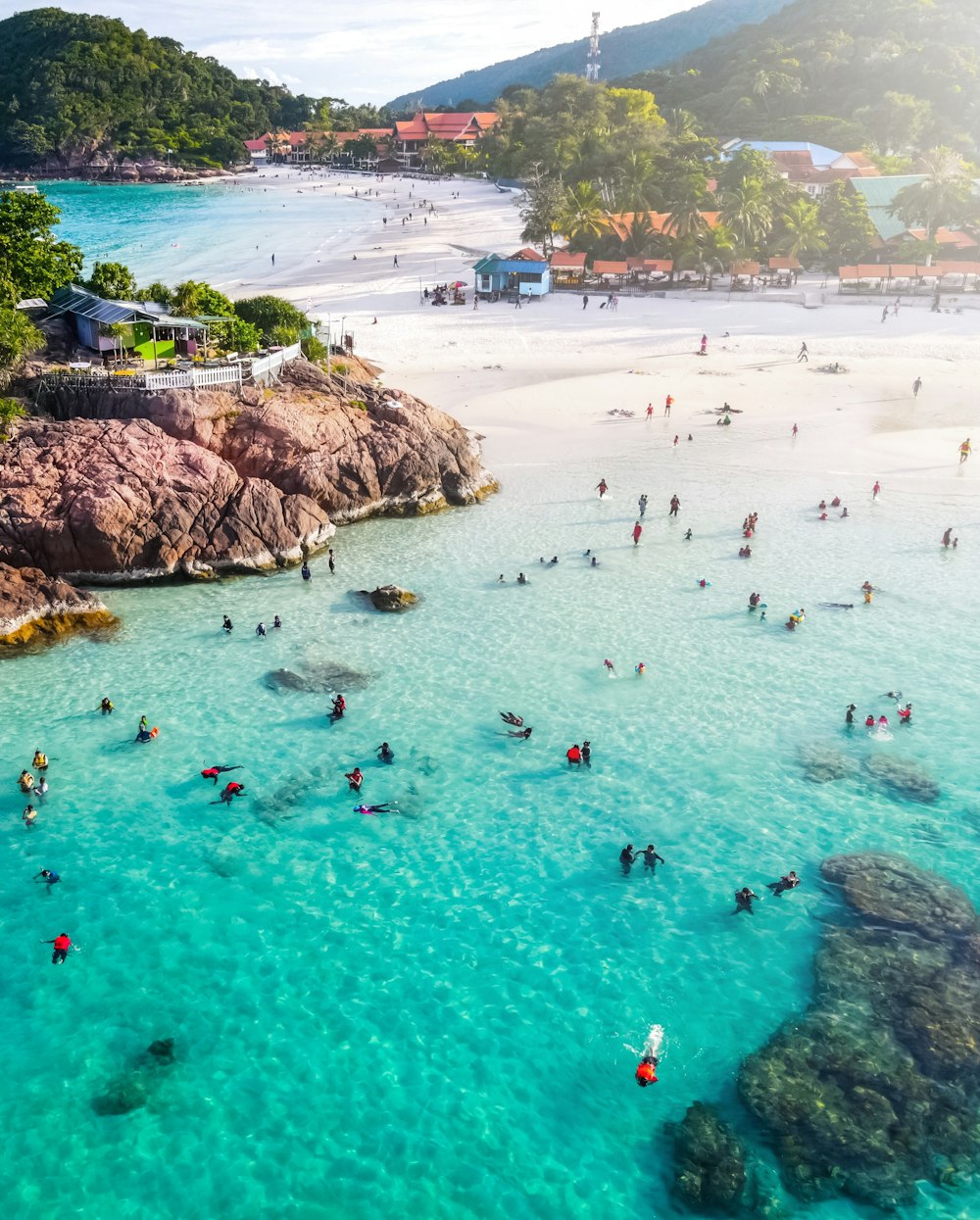 Gente en la playa durante el día