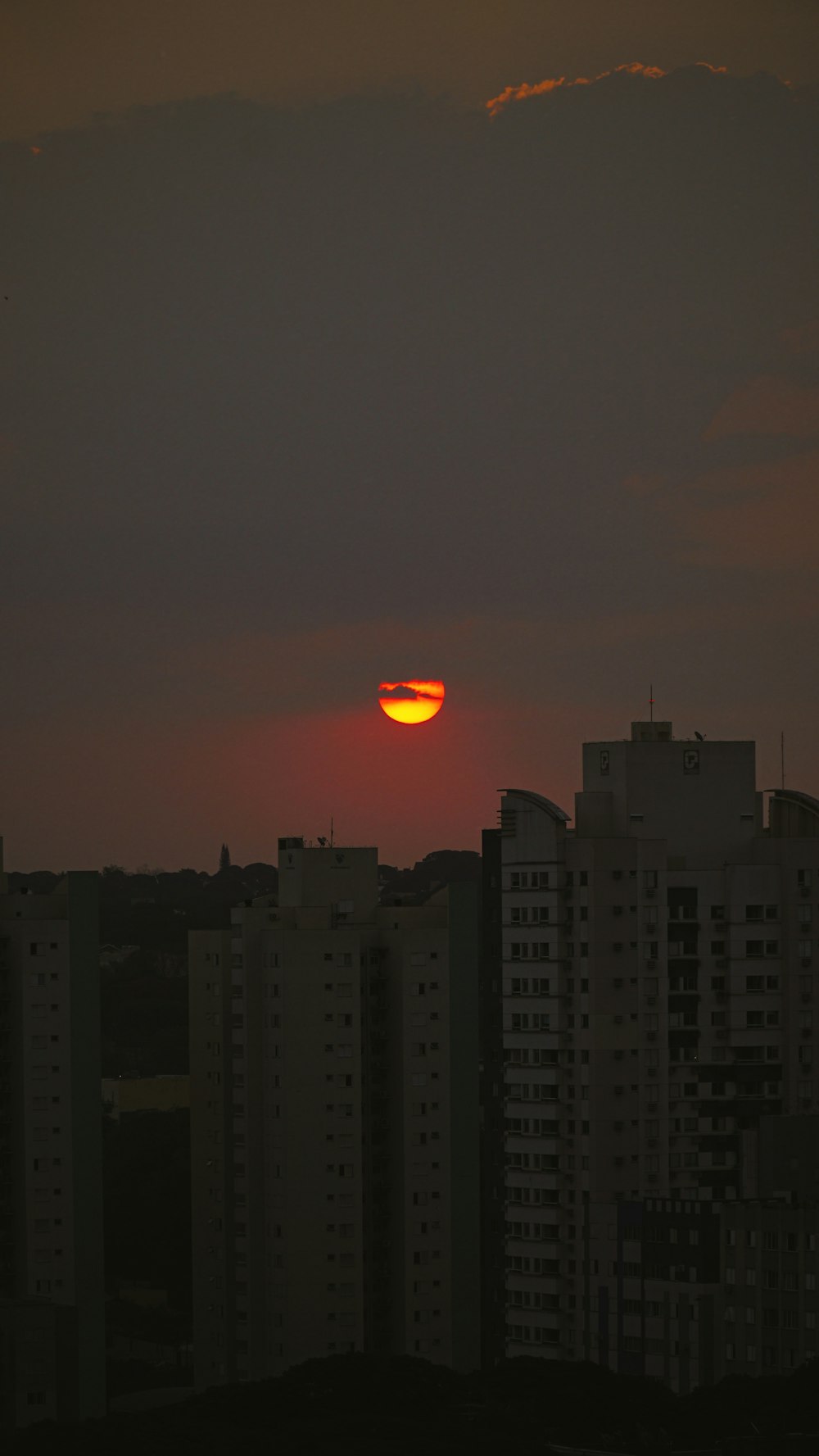 Silueta de los edificios de la ciudad durante la puesta del sol