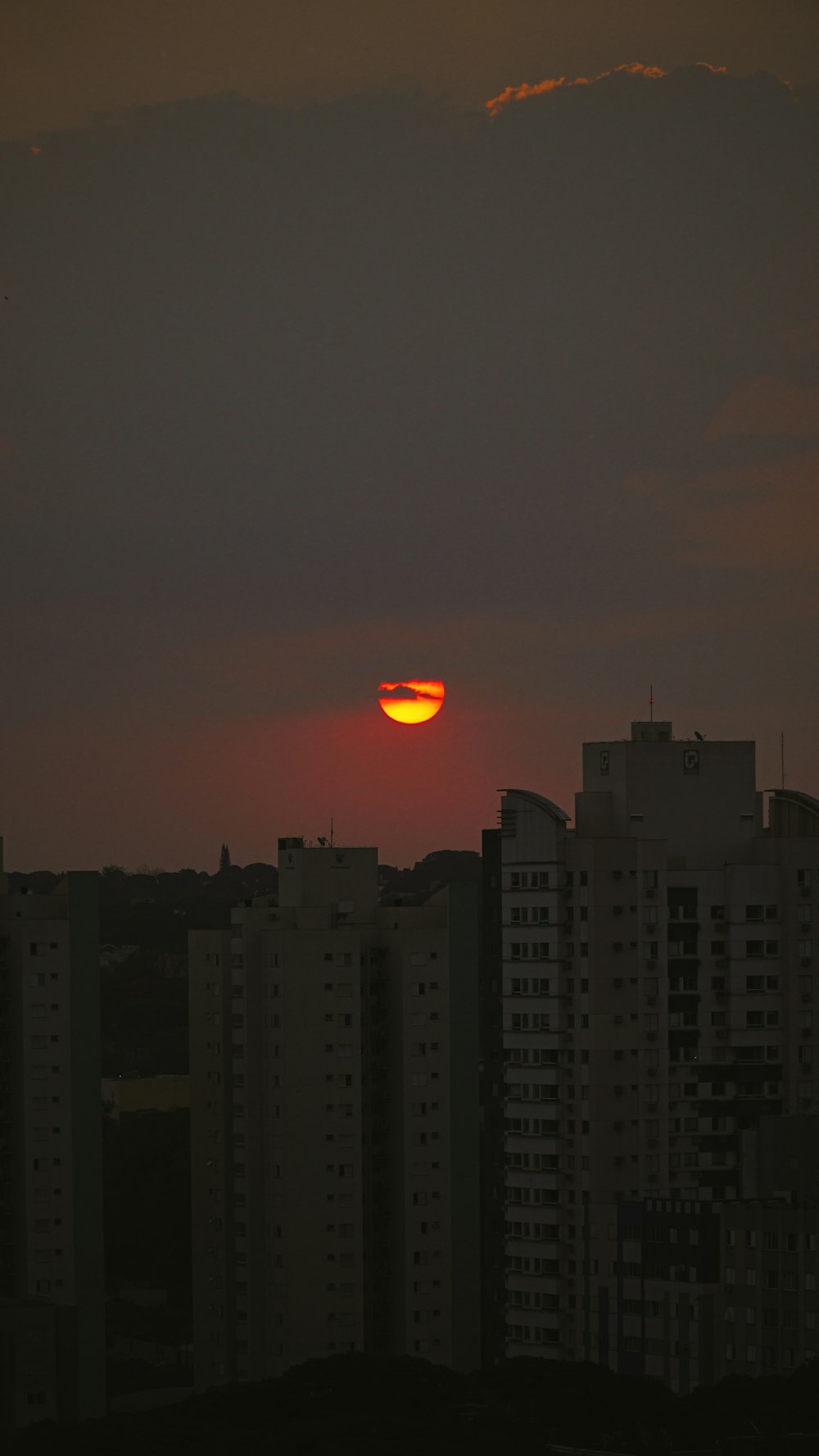Silhouette von Stadtgebäuden bei Sonnenuntergang